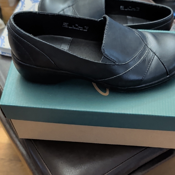 Clarks Women's Dark Blue Leather Loafers - Picture 1 of 3